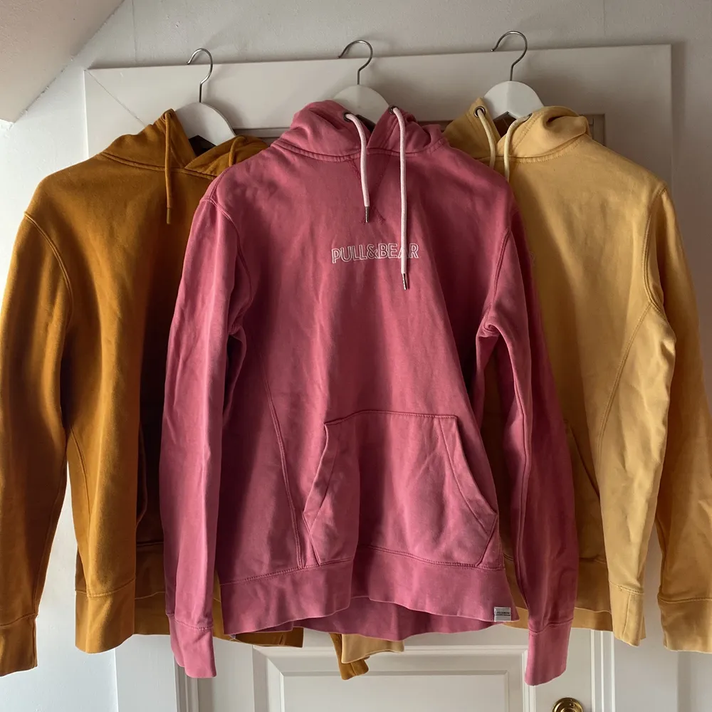 3 färgglada hoodies från Pull&Bear i helt okej skick. Säljer den gula för 100 kr och de andra för 150 kr styck. Köpta för 300 kr/st.  Kontakta vid fler frågor:). Tröjor & Koftor.
