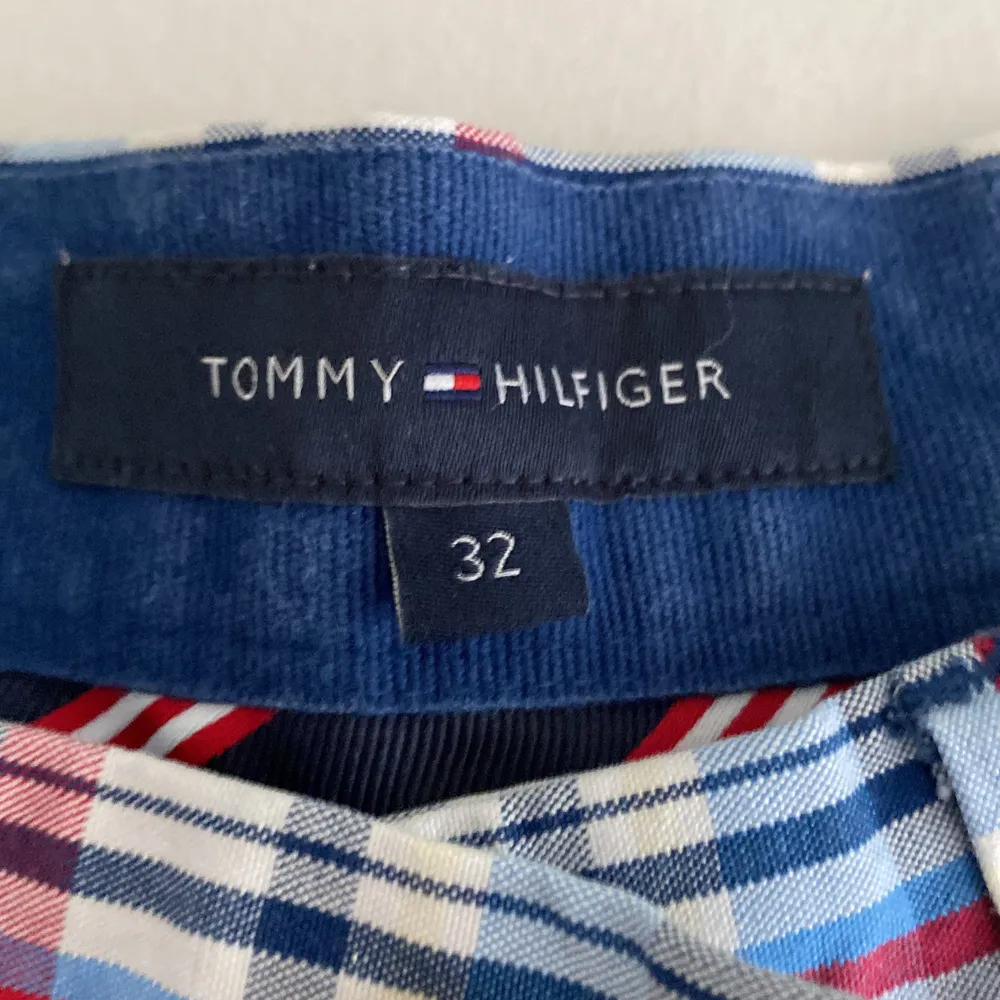 Jag säljer ett par blåa Tommy hilfiger shorts med röda och vita detaljer i storlek 32 för 150 kr . Shorts.