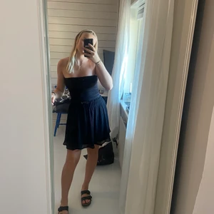 Volangkjol  - Säljer min fina svarta volangkjol som är i fint skick