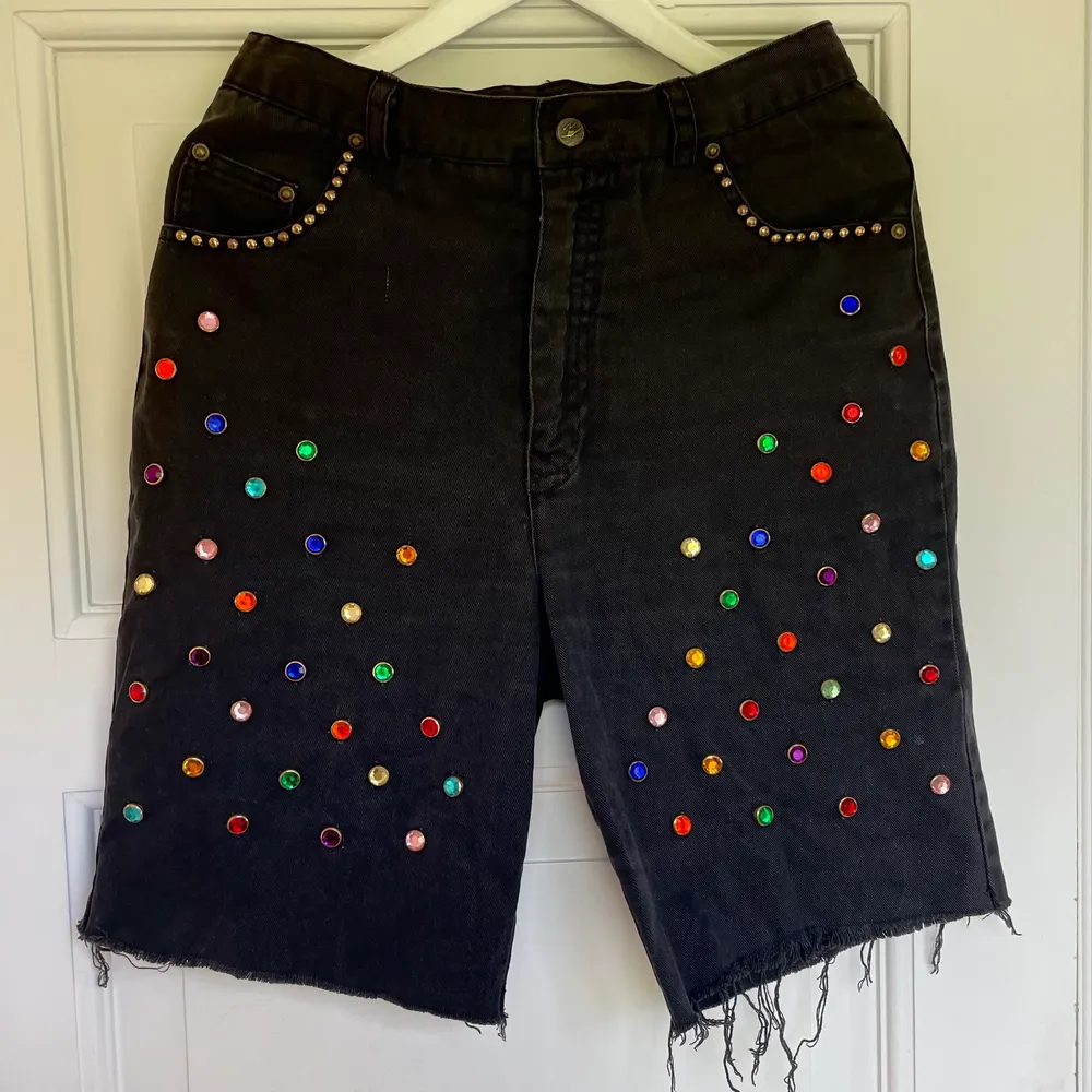 Skitcoola shorts som är stenade i regnbågsfärger, använda endast 1 gång men köp på beyond retro för länge sen! . Shorts.