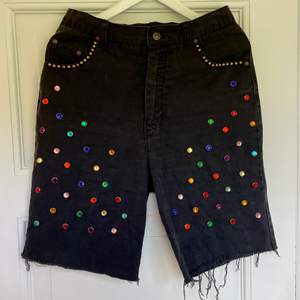 Skitcoola shorts som är stenade i regnbågsfärger, använda endast 1 gång men köp på beyond retro för länge sen! 