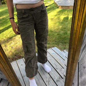 Ett par cargo byxor med 6 fickor köparen står för frakt  - Bra skick. Använt 5-6 gånger se blev för korta så därför säljer jag de. Kroppsstorlek 152. 95cm långa 