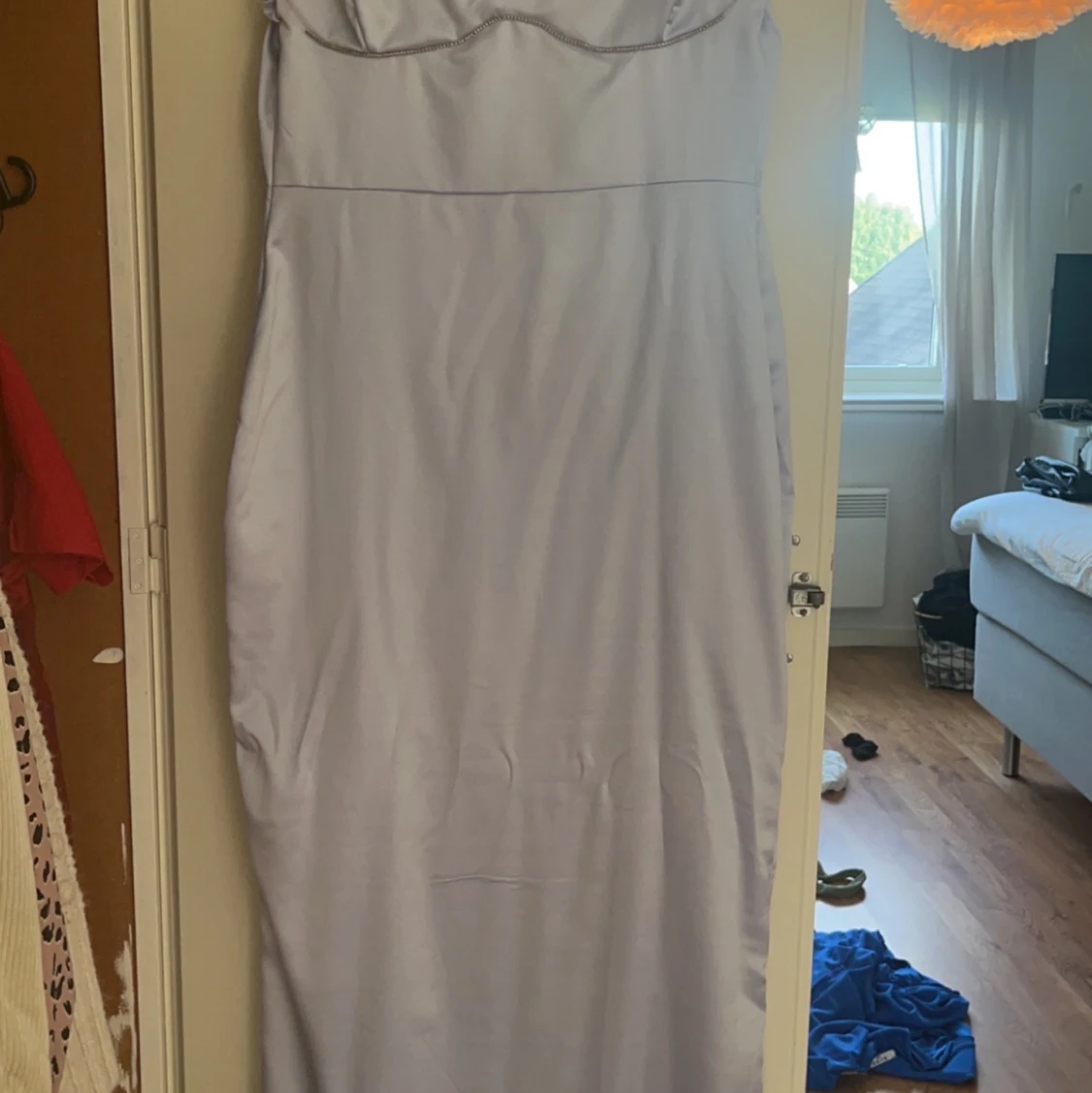 Ljusblå klänning i satin - 90