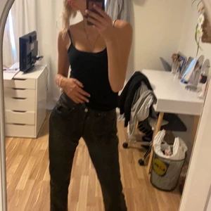 Svarta skinnbyxor  - Märke: Crocker Jeans Storlek: 36 Köpta secondhand men i fint skick, bra kvalite, etc men är inte riktigt min stil längre samt lite för stora. 