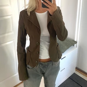 Höst jacka - Säljer nu detta superfina höst plagget💓 köpt secondhand från märket savann💓 storlek 34 men passar mig som är en 36💓 har ni frågor är det bara att höra av sig💓 OBS köp ej direkt💓