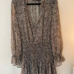 En klänning från Zara med leopardmönster , använt väldigt lite 