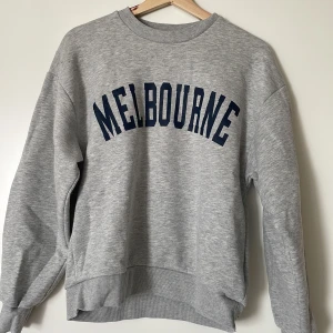 Sweatshirt MELBOURNE  - Sweatshirt i grått från Gina tricot. Storlek S. 