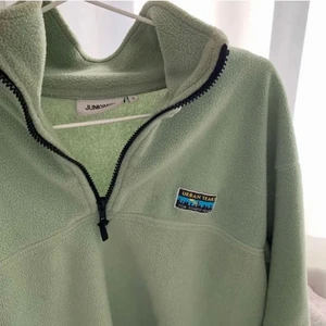 Sweatshirt - Så mysig och fin sweatshirt från junkyard köpt för 499kr, kommer inte till användning längre. OBS inte samma färg på bild två, man ser färgen bäst på bild ett. Bra skick. Storlek s (unisex). Köpare står för frakt.  Hör av dig vid intresse! 🤍