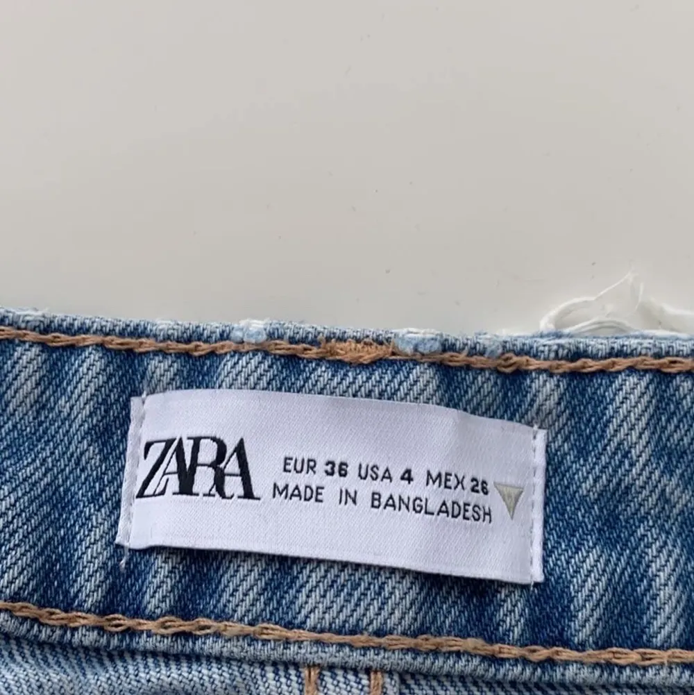 Helt nya supersnygga lågmidjade jeans från Zara!💕🌟. Jeans & Byxor.