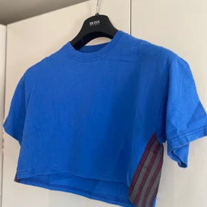 Blå tshirt - Blå croppad oversize T-shirt med adidas ränder i sidorna