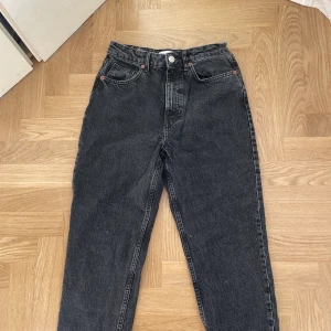Svarta mom jeans. - Använda en gång. Köpte fel storlek därav säljer jag de. Köpta i våras.