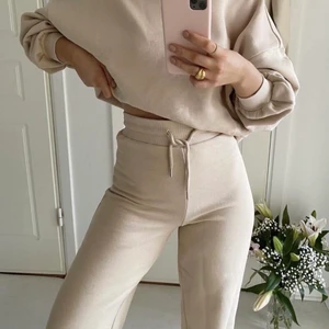 Beiga mjukisbyxor  - Snygga beiga mjukisbyxor från Nelly i storlek XS