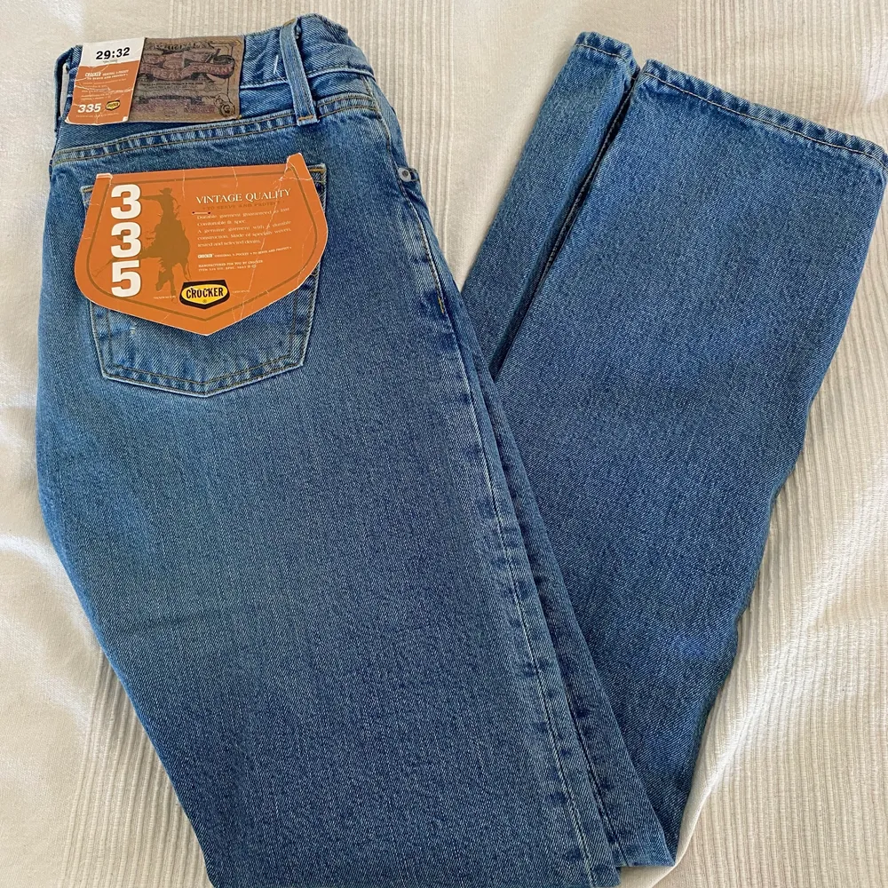 Oanvända jeans från Crocker. Lite utsvängda i modellen. Köpt vintage för 300kr. Storlek 29/32 men sitter mer som 26-27 i midjan.. Jeans & Byxor.