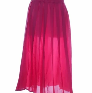 Maxikjol/långkjol strl M - •Röd skön snygg Maxikjol märke Corinne•  •Midjemått 72• •Rök- och djurfritt hem•  •Skickar inom en vecka efter mottagen betalning•