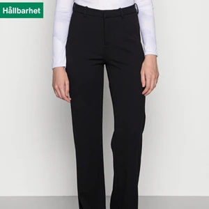 Kostymbyxor - Supersnygga kostymbyxor från Vero Moda! Älskar dom men måste tyvärr sälja för att de är för små. Kontakta mig för fler bilder💗💗 Nypris: 399 kr