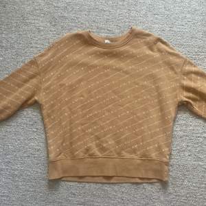 Fin beige/brun sweatshirt från NewYorker💖