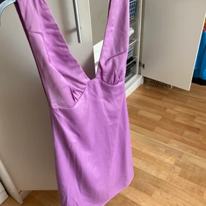 Satin klänning - Lila/ rosa satinklänning. Från Nelly. Använd en gång . Storlek 36/ s