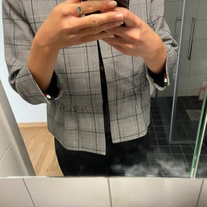 Rutig kavaj ifrån Esprit - Säljer en rutig kavaj med lite kortare ärmar. Använt 1-2 ggr så är som i nyskick. Fint rutmönster. Har 2 knäppen och passar mig som har Small i vanligt fall. Köpt på Jenas Bolaget😃