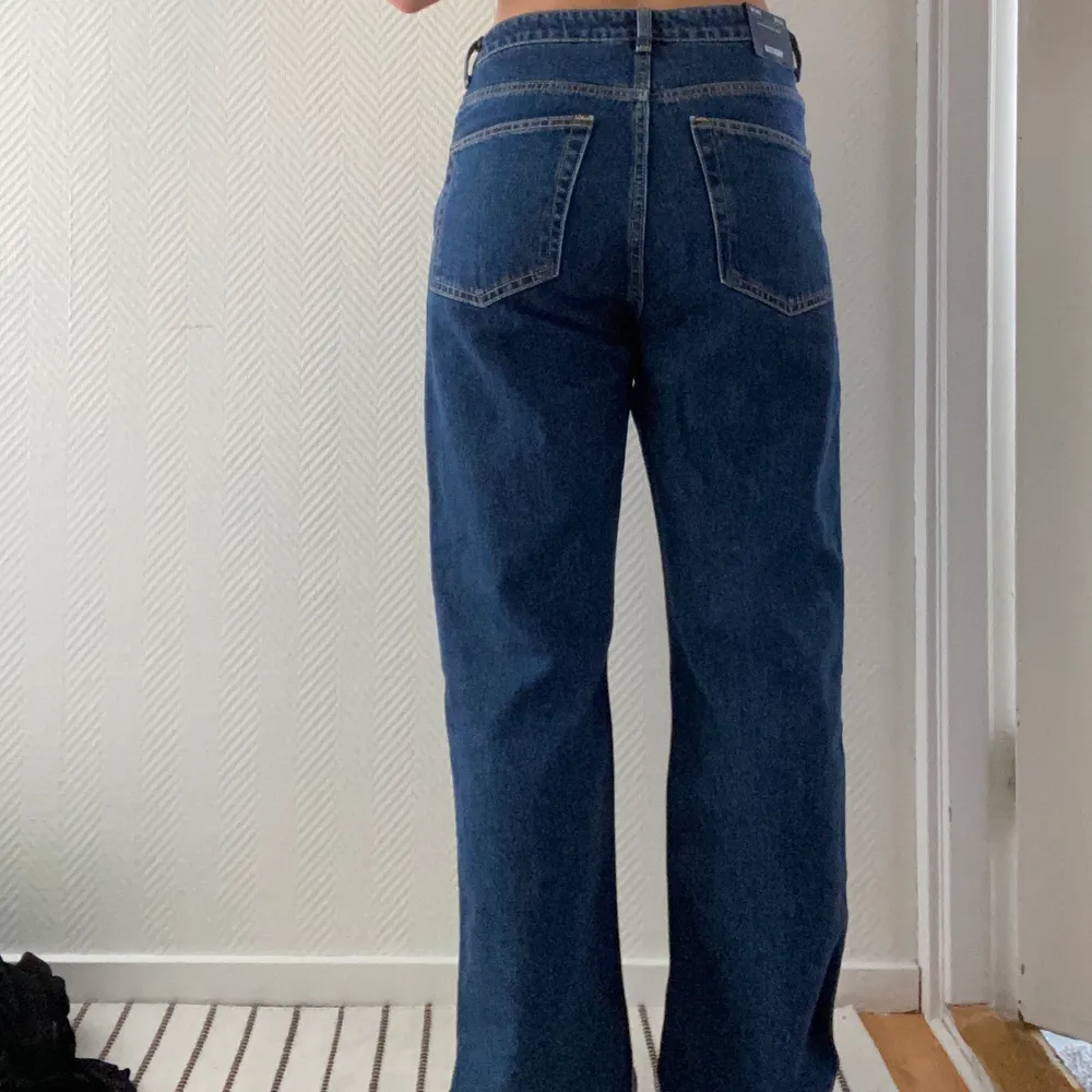 Supersnygga jeans i modellen Rowe från Weekday i färgen ”win blue”. Aldrig använda!  Säljer på grund av att de var för stora på mig. Storleken är slut på de flesta ställen och ni hittar med största sannolikhet inte lika bra pris nån annanstans! Köpköpköp😍. Jeans & Byxor.