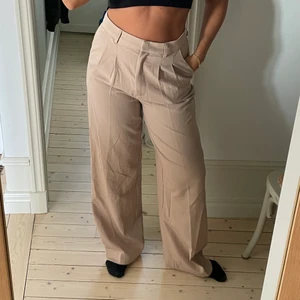 Kostymbyxor beigA - Använda fåtal gånger, beiga, från bikbok.