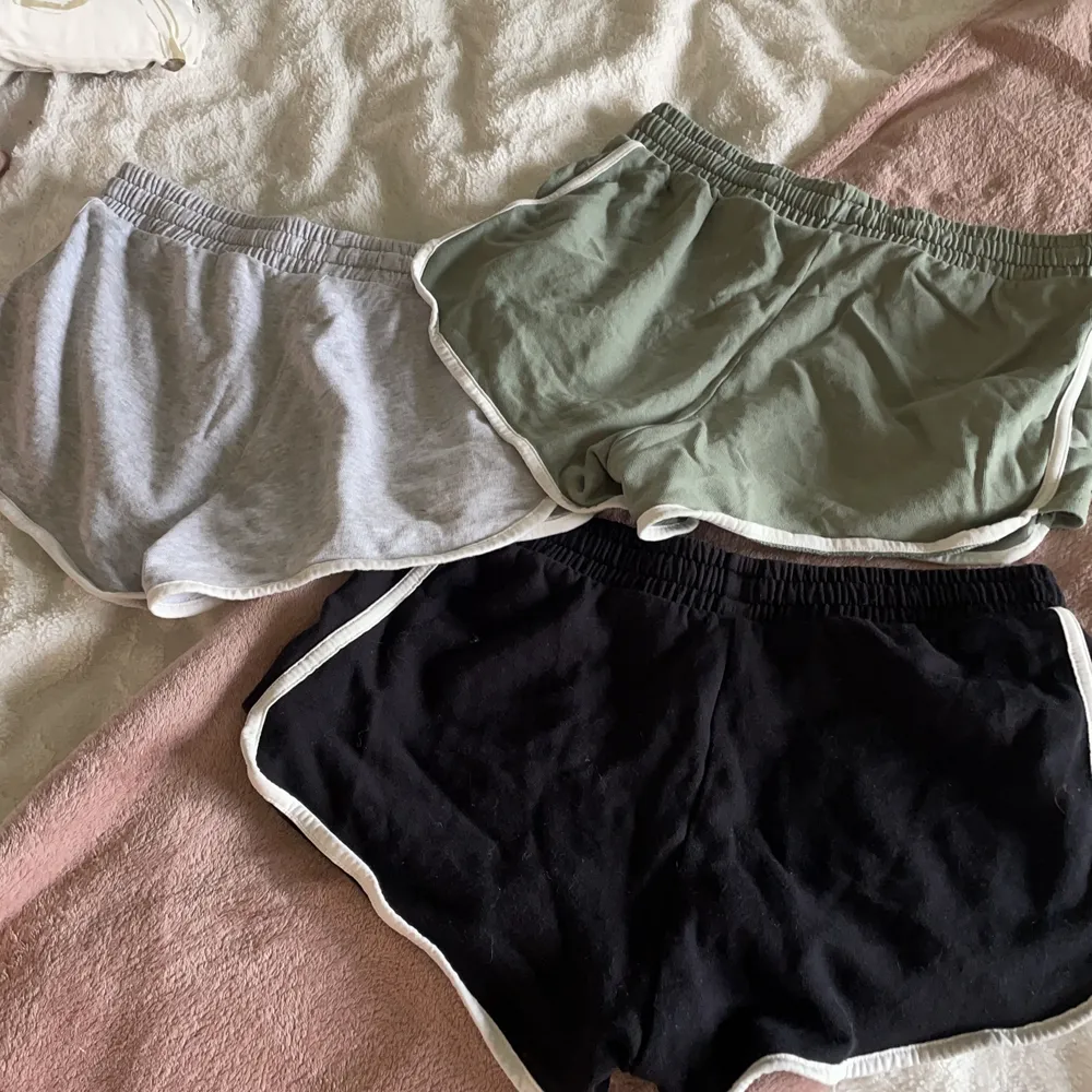 Tre par short, dem är i färgerna, svart, grön och grå. Dem är inte använda så mycket. Alla shortsena kommer från H&M och är i samma storlek.. Shorts.