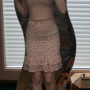 Blommig Volangkjol - En supersöt tajt blommig kjol med volanger nertill. Säljes då den tyvärr är lite liten på mig