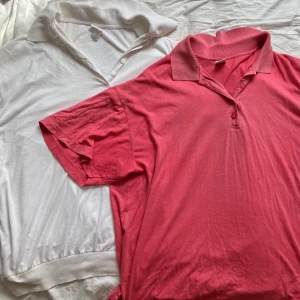 Rosa & vit t tröja - Fiiina!! Och jättemjuka! De är stora på mig som S, så kanske att de är M/L egentligen. Sitter fint stort