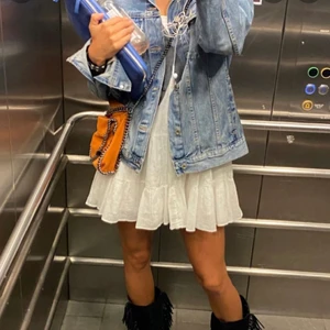 Populär zara klänning  - Säljer den super populära zara klänningen. I gott skick och endast använd få gånger. 