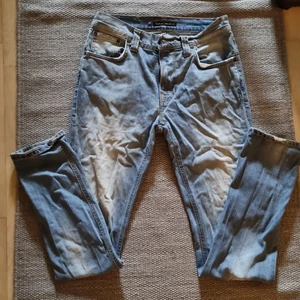 Nudie, ljusa jenas - Ljusa mycket sköna jeans från Nudie. I anvönt men fint skick.