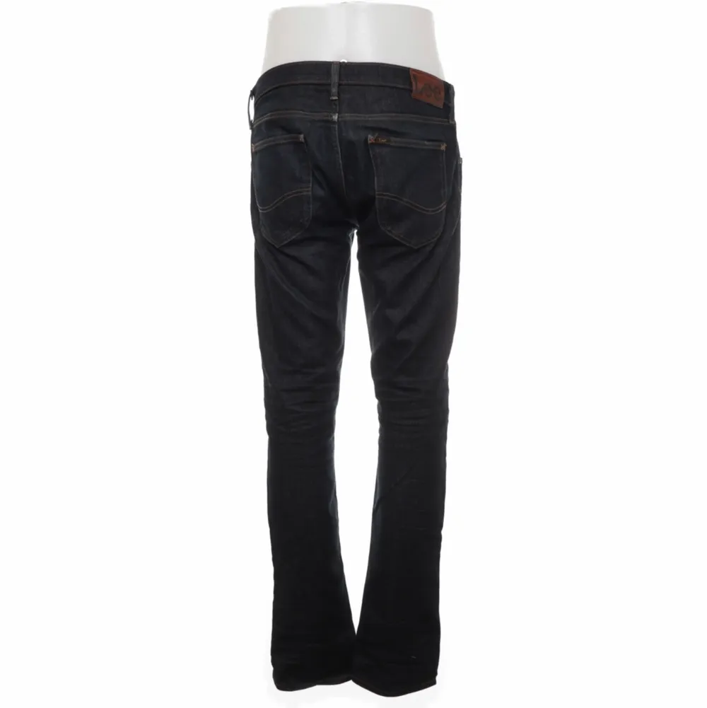 Säljer dessa lågmidjade Lee jeans då de är för stora tyvärr. Dem ser svarta ut men dem är mörkblå typ🫶🏼. Jeans & Byxor.