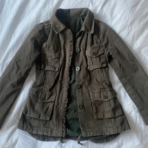 Juicy couture jacka  - Supersnygg grön juicy couture jacka, perfekt nu till hösten, köpte på second hand för en månad sen. Sån unik fin jacka finns inte längre att köpa någonstans. Har inga bilder på för att den sitter lite för litet i armarna på mig. Felfri, gratis frakt❤️❤️