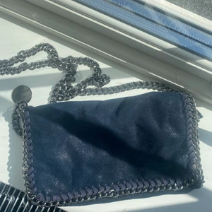 kedjeväska - Stella Mccartney liknande väska köpt i spanien, säljer pga att jag inte får använding för den. Har några små fläckar inuti men absolut inget man tänker på. Köparen står för frakten💖 Köptes för 450