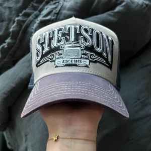 Stetson Keps - Säljer min Stetson keps i fint skick, köpt ny på Sko Uno⭐️ Skit häftig keps som är lätt att styla. Viktigt att veta att skärmen är vinröd på undersidan🎸  Kan mötas upp i Stockholm!