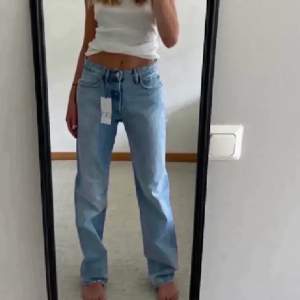(Lånade bilder) As snygga nya jeans ifrån zara är i storlek 38 men passar mig som brukar ha xs på byxor!! 