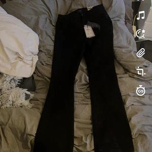 Only sweet flare  - Säljer mina byxor som aldrig är använda, köpte de för ett år sedan för 499kr. Den är enbart testade. Storlek WM L30, säljer det för 250kr+frakt