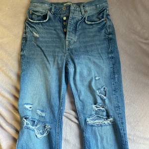 Blåa jeans i strl 34 - Blåa jeans från Zara köpt för 499kr. Använt de ett par gånger, materialet är väldigt bra och jeansen är väldigt detaljerad. Snygg färg och passar till vad som helst💞