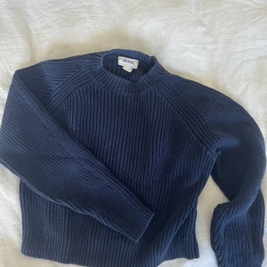 Stickad tröja  - Stickad tröja från Monik, storlek L men sitter lagom oversized på mig som har storlek small, nästan aldrig använd 🧡 möts upp i Stockholm eller skickar 