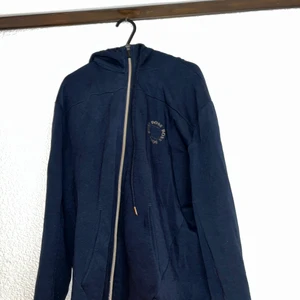 Hugo boss huvtröja - Marinblå, fint skick. Herrstorlek. Pris går att diskutera och frakt står köparen för!