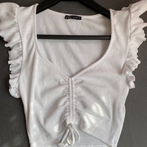 Zara topp - Säljer denna jättefina toppen från zara.  Nyskick och endast använd 2 gånger. Storlek S. Säljer för att den inte passar mig. Skriv om ni har några frågor😊