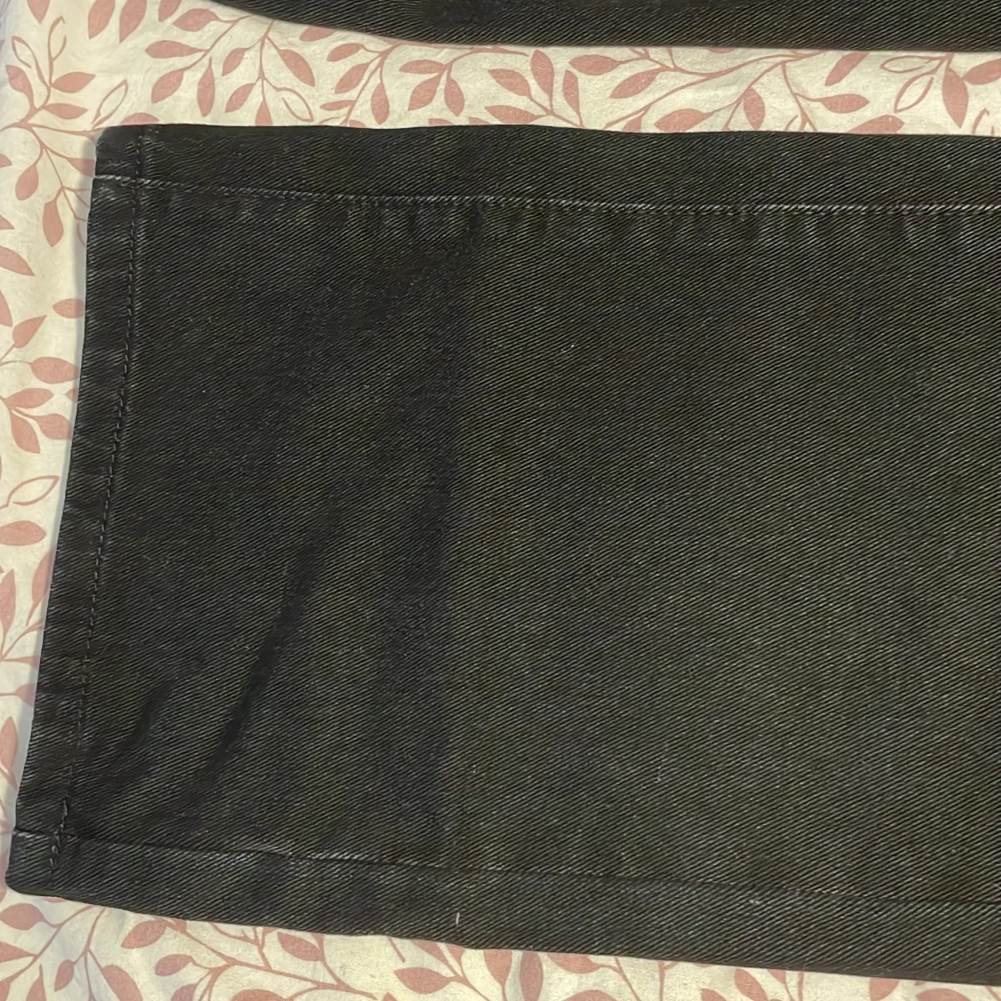 Svarta/mörkgrå jenas i storlek S men ganska overaize - 91