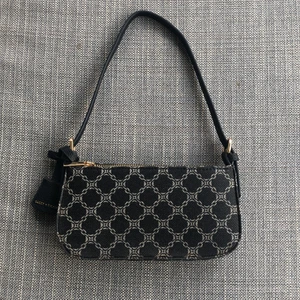 Väska - Mörkblå handväska. 20x10cm. I nyskick. 