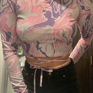 Färgglad långärmad  - Super härlig långärmad med knyte i nederdelen. Använd endast en gång så är i fantiskt skick