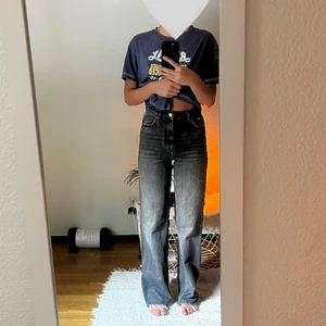 Zara jeans - Gråa zara jeans som är lång på mig som är 171. Pris går att diskutera och frakt står köparen för!