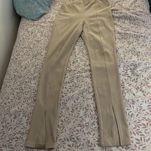 Beige tight byxa i storlek S  - Den är använd några gånger, men ser ändå bra ut på, ganska tight men passar dem som brukar ta S. Ljus beige är den. 100 kr + frakt.