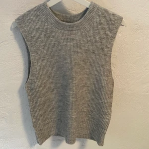 Stickad slipover - Oanvänd slipover. Snygg att ha över en skjorta. Frank 51kr