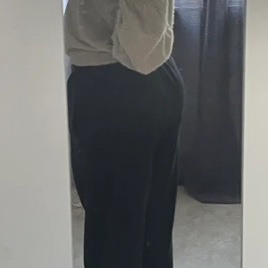 Svarta mjukis byxor storlek (M,S) - Detta är ett par svarta mjukis byxor som jag köpt för  en vecka sen. Det är helt oanvända, de är riktigt sköna att sova med eller träna med. Ett sätt att stila de är att har en tajt tröja eller en tjock tröja över.