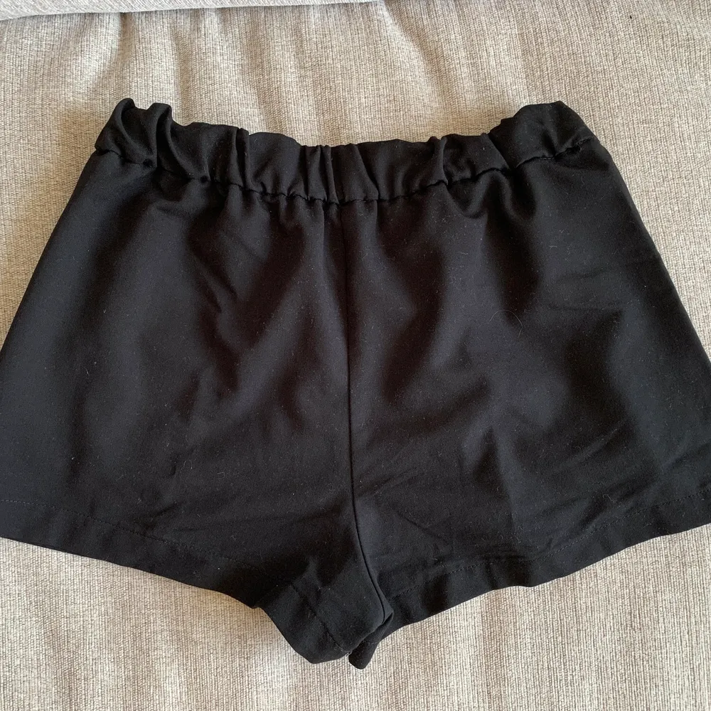Svarta stretchiga shorts från Pull&Bear i något tjockare tyg. Kort modell. Har använts vid några enstaka tillfällen. . Shorts.