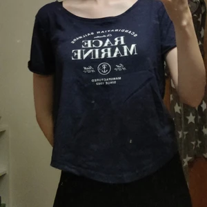 T-shirt frånrace Marine  - En marinblå t-shirt från Race Marine