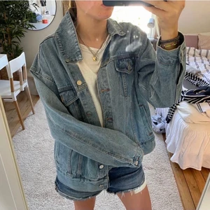 blå jeans jacka  - snygg blå jeans jacka, köpt för 400kr. Storlek L och sitter snyggt oversize på mig som vanligtvis har S ungefär men passar alla frn xs-l beroende på hur man vill att den ska sitta💗 Skickar spårbar frakt