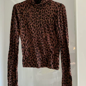 Trikåtröjq - Mönstrad trikåtröja från Gina tricot. Den är lite croppad och har halvpolo. Köparen står för frakt 